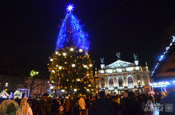 У Львові засвітили новорічно-різдвяну ялинку (ФОТО)