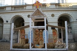 У Львові перед входом у ратушу встановили нестандартну Різдвяну шопку (ФОТО)