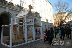 У Львові перед входом у ратушу встановили нестандартну Різдвяну шопку (ФОТО)