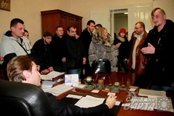 У Львові активісти прийшли до голови Державної міграційної служби вимагати його відставки (ФОТО)