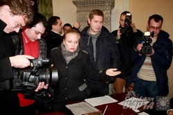 У Львові активісти прийшли до голови Державної міграційної служби вимагати його відставки (ФОТО)