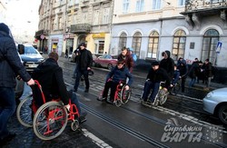 У Львові депутати пересіли у інвалідні візки у рамках акції "Відчуй свою відповідальність" (ФОТО)