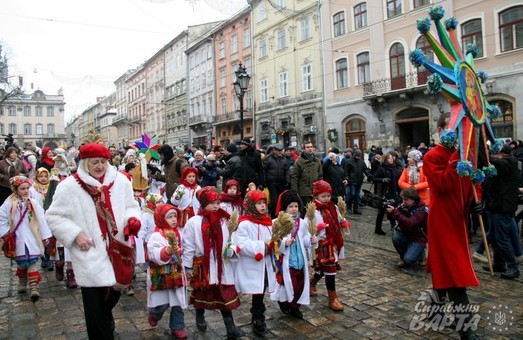 У Львові урочисто встановили Різдвяного 3-метрового дідуха (ФОТО)