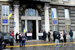 У Львові під прокуратурою активісти вимагають справедливого слідства (ФОТО)