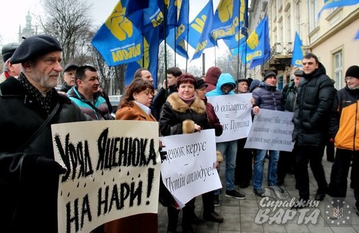 У Львові відбувся пікет на підтримку відставки прем`єр-міністра Яценюка (ФОТО)