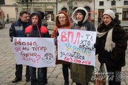У Львові переселенці з Донбасу вийшли на вулиці міста з плакатами у руках (ФОТО)