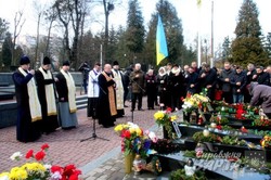 До другої річниці загибелі Небесної Сотні на Личаківському кладовищі поклали квіти (ФОТО)