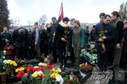 До другої річниці загибелі Небесної Сотні на Личаківському кладовищі поклали квіти (ФОТО)