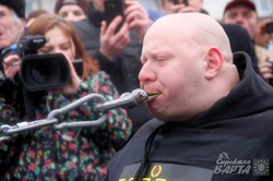 У Львові український силач встановив рекорд з тяги трамвая зубами (ФОТО)
