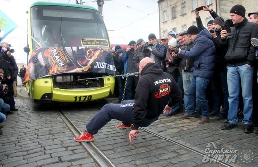 У Львові український силач встановив рекорд з тяги трамвая зубами (ФОТО)
