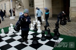 У Львові всі охочі мають змогу пограти у великі шахи просто неба (ФОТО)