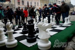 У Львові всі охочі мають змогу пограти у великі шахи просто неба (ФОТО)