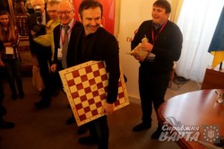 Чергову партію Чемпіонату світу з шахів серед жінок у Львові розпочав Святослав Вакарчук (ФОТО)