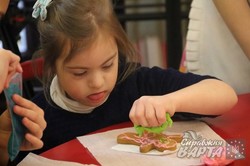 До Міжнародного дня людини з синдромом Дауна у Львові навчили діток розмальовувати пряники (ФОТО)
