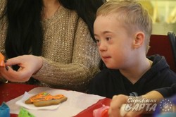 До Міжнародного дня людини з синдромом Дауна у Львові навчили діток розмальовувати пряники (ФОТО)
