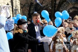 У Львові відбулась масштабна акція на підтримку людей з аутизмом (ФОТО)