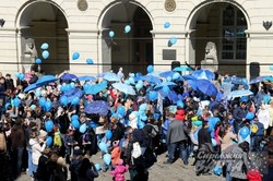 У Львові відбулась масштабна акція на підтримку людей з аутизмом (ФОТО)