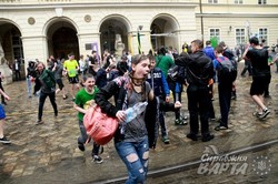 У Львові по-справжньому мокро відзначили Поливаний понеділок (ФОТО)