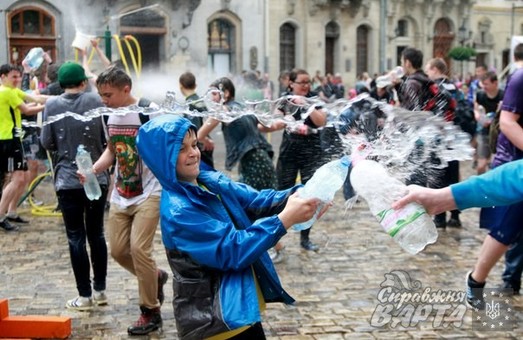 У Львові по-справжньому мокро відзначили Поливаний понеділок (ФОТО)