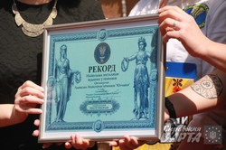 У Львові до Дня міста встановили рекорд України з будівництва будиночків з пряників (ФОТО)