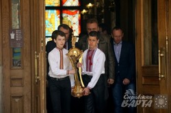 У центрі Львова урочисто встановили Кубок України з футболу (ФОТО)