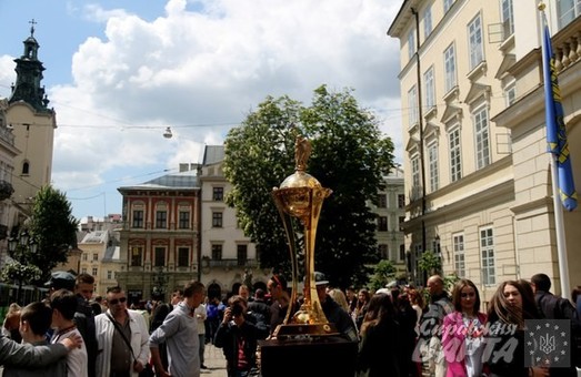 У центрі Львова урочисто встановили Кубок України з футболу (ФОТО)