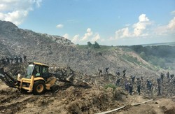 Біля Львова горить сміттєзвалище: троє людей опинилось під завалами