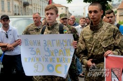 У Львові бійці-добровольці прийшли вимагати пільг до ОДА (ФОТО)