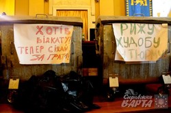 На позачергове засідання Львівської міської ради активісти занесли у залу сміттєві баки для Садового (ФОТО)