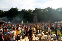 Львівські вболівальники вболівають за Україну під час провальної гри з Північною Ірландією (ФОТО)