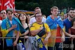 Львівські вболівальники вболівають за Україну під час провальної гри з Північною Ірландією (ФОТО)