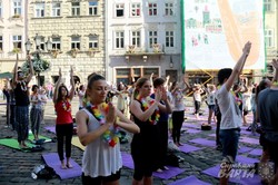 У рамках Lviv Yoga Day відбулось масове заняття з хатхи-йоги у центрі міста (ФОТО)