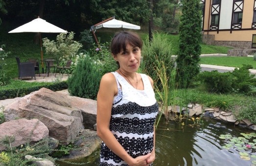 Українська мама хоче врятувати дитя. Але у неї - рак