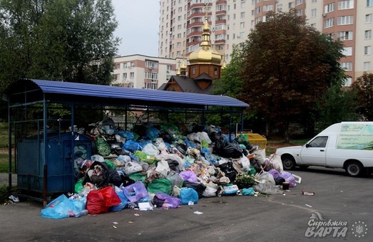 Попри обіцянки влади Львів продовжує потопати у смітті (ФОТО)