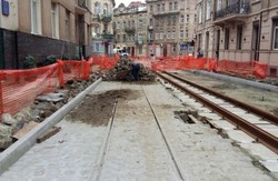 На львівській вулиці змонтували трамвайну колію