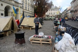 Під стінами львівської ратуші триває безстроковий страйк (ФОТО)