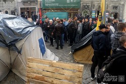 Учасники АТО продовжують страйкувати під стінами ЛМР: у них немає грошей для купівлі житла (ФОТО)