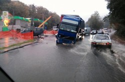 У Львові на щойно зремонтованій вулиці провалилася вантажівка (ФОТО)