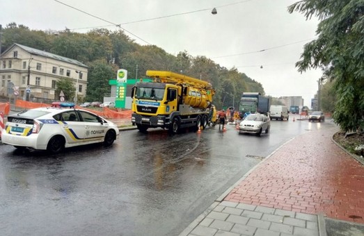 У Львові посеред щойно відремонтованої вулиці прорвало каналізаційний люк (ФОТО)