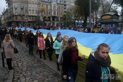 Львовом пронесли 150-метровий прапор України (ФОТО)