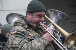 У центрі Львова попри негоду виступив військовий духовий оркестр 44-ої Тернопільської окремої артилерійської бригади (ФОТО)
