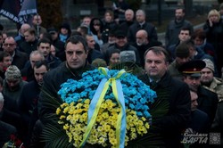 Влада та громадськість Львова поклали квіти до могил Небесної Сотні на Личакові (ФОТО)