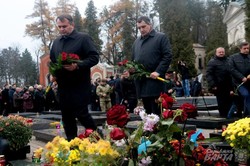 Влада та громадськість Львова поклали квіти до могил Небесної Сотні на Личакові (ФОТО)