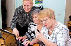 Невгамовні бабусі навчатимуться в юних львів'ян комп'ютерному спілкуванню