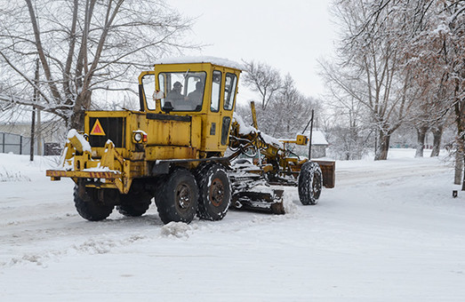 Львівські вулиці очищали від снігу 44 одиниці техніки