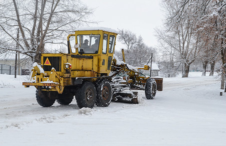 Львівські вулиці очищали від снігу 44 одиниці техніки