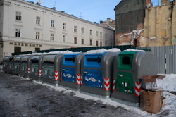 Нові сортувальні контейнери для сміття лише поглибили кризу львівського сміття (ФОТО)