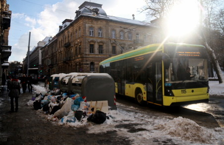 Нові сучасні сортувальні контейнери для сміття лише поглибили кризу львівського сміття (ФОТО)