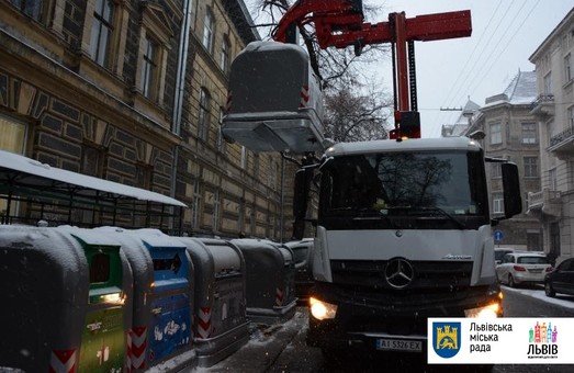 Центр Львова отримав нові контейнери для сміття