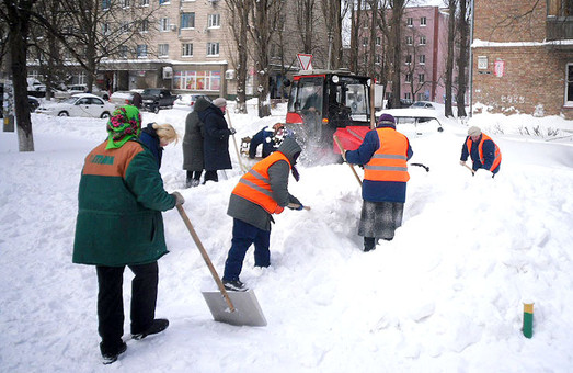 Вночі у Львові працюватиме 75 одиниць снігоприбиральної техніки